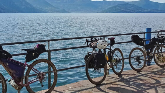 Il trasporto di borse si distingue ormai tra modello classico (ai lati) e specifico sul telaio (foto Life in Travel)