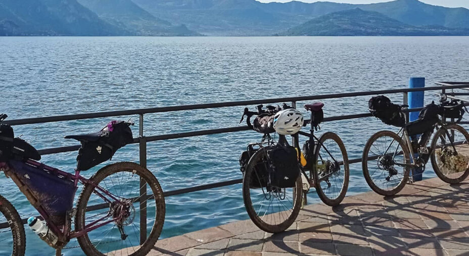 Il trasporto di borse si distingue ormai tra modello classico (ai lati) e specifico sul telaio (foto Life in Travel)