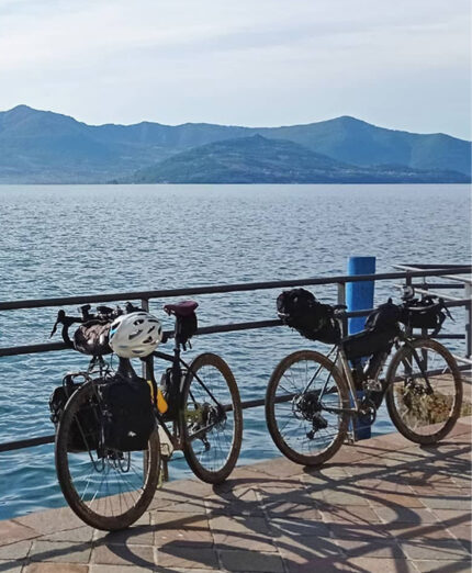 Il trasporto di borse si distingue ormai tra modello classico (ai lati) e specifico sul telaio (foto Life in Travel)