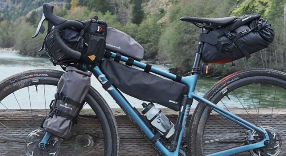 Il bikepacking specifico garantisce massima aerodinamicità, ma la capienza è ridotta