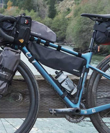 Il bikepacking specifico garantisce massima aerodinamicità, ma la capienza è ridotta