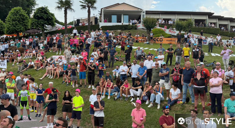 La folla di tifosi che giovedì ha assiepato il Muro di Cà del Poggio. In tantissimi erano anche alla struttura