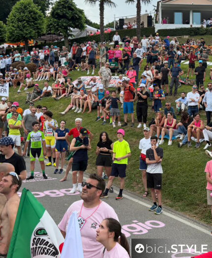 La folla di tifosi che giovedì ha assiepato il Muro di Cà del Poggio. In tantissimi erano anche alla struttura