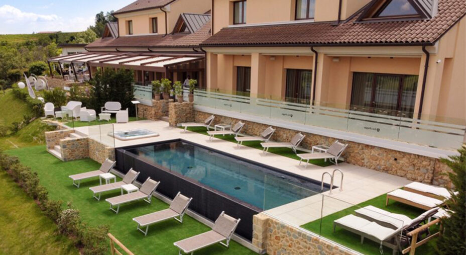 La piscina di Cà del Poggio, uno dei servizi a disposizione, molto frequentata dai cicloturisti