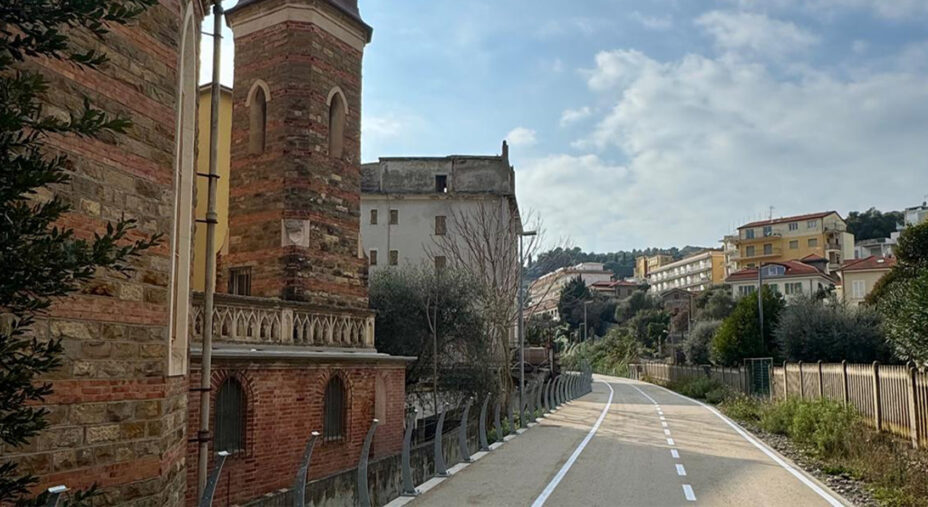 La Cattedrale di Sant'Antonio a Mare a Diano Marina, uno dei punti più caratteristici della pista (foto Biga)