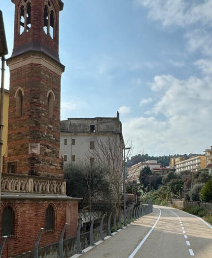 La Cattedrale di Sant'Antonio a Mare a Diano Marina, uno dei punti più caratteristici della pista (foto Biga)