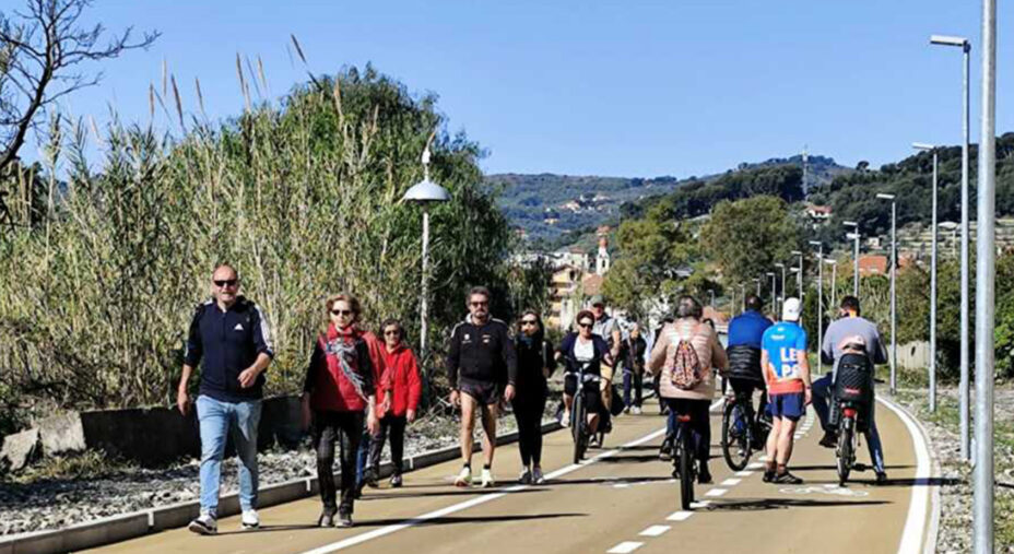 Appena conclusi i lavori, la ciclabile di Diano Marina è stata subito invasa, in bici e a piedi (foto Imperiapost)