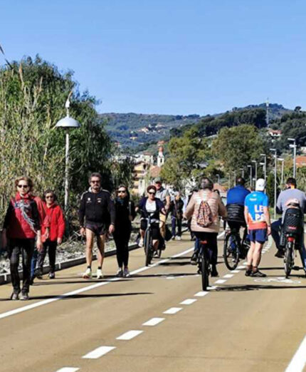 Appena conclusi i lavori, la ciclabile di Diano Marina è stata subito invasa, in bici e a piedi (foto Imperiapost)