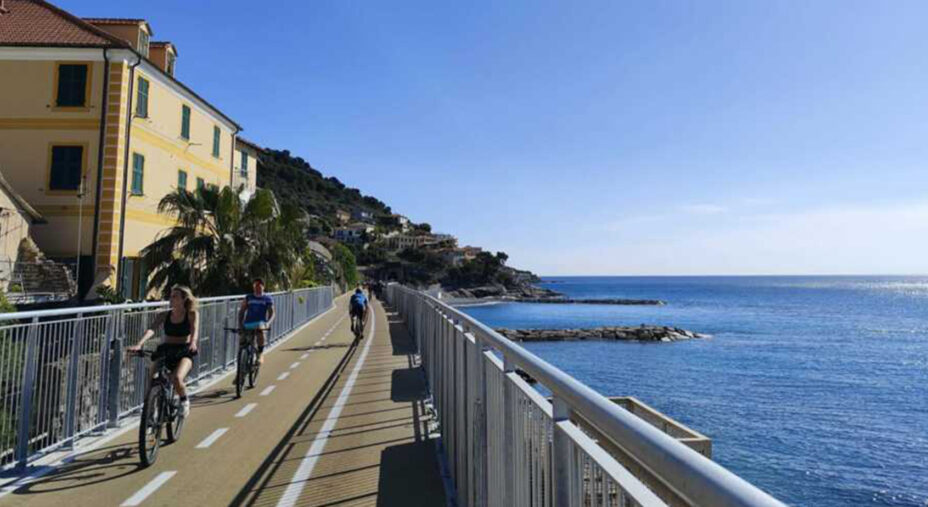 La bellezza del tracciato è che è a ridosso del mare, con un paesaggio incantevole per tutto il suo sviluppo (foto Imperiapost)