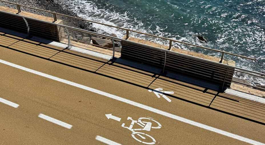 La struttura della pista ciclabile, con uno spazio per i pedoni e due per le bici, a ridosso del mare (foto Biga)