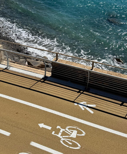 La struttura della pista ciclabile, con uno spazio per i pedoni e due per le bici, a ridosso del mare (foto Biga)