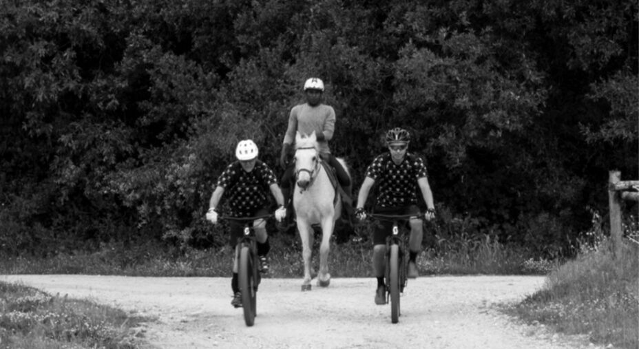 Non solo bici. La Tenuta del Fontino propone anche uscite a cavallo con guide specializzate
