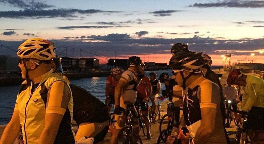 La partenza della Chase the Sun, particolare evento cicloturistico da Cesenatico a Tirrenia