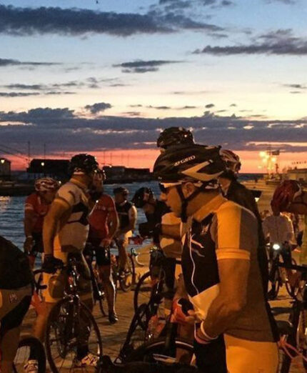 La partenza della Chase the Sun, particolare evento cicloturistico da Cesenatico a Tirrenia