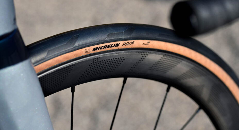 Il modello bi-164-tire-michelin-pro-5-ww-product-in-context-nosignature-16-slash-9