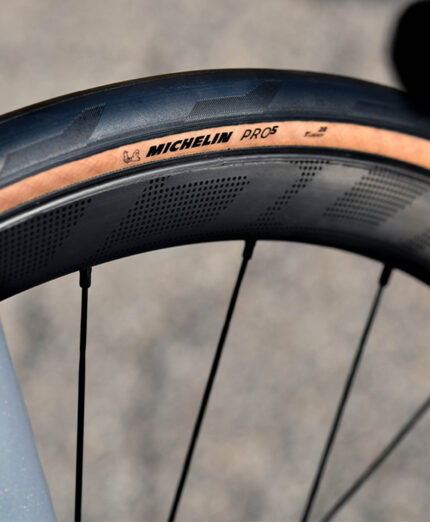 Il modello bi-164-tire-michelin-pro-5-ww-product-in-context-nosignature-16-slash-9