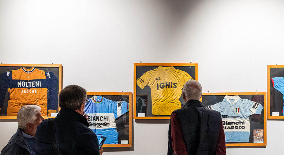 Alla mostra c'è una particolare sezione dove sono raccolte molte delle maglie storiche del ciclismo pro'