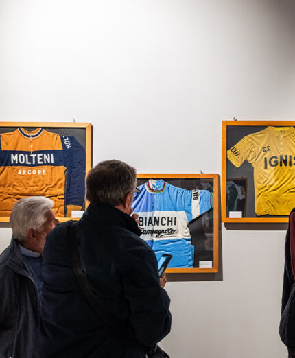 Alla mostra c'è una particolare sezione dove sono raccolte molte delle maglie storiche del ciclismo pro'