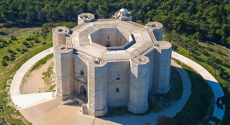 Il bellissimo Castello federiciano a Castel del Monte, dalla forma assolutamente originale, gioiello della Murgia