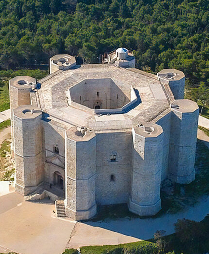 Il bellissimo Castello federiciano a Castel del Monte, dalla forma assolutamente originale, gioiello della Murgia