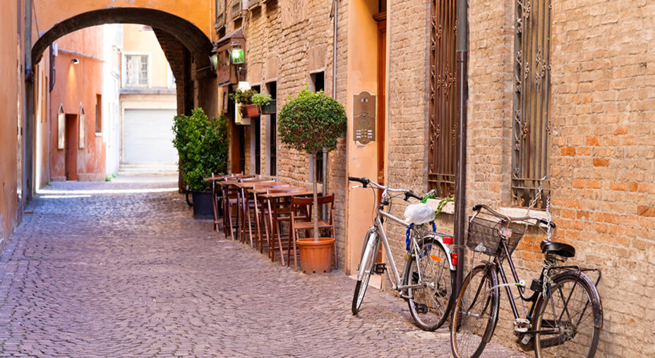 Gran parte delle città italiane hanno un assetto urbanistico medievale, con strade strette. Bisogna tenerne conto (foto Shuttenstock)
