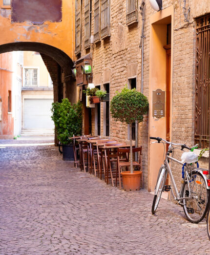 Gran parte delle città italiane hanno un assetto urbanistico medievale, con strade strette. Bisogna tenerne conto (foto Shuttenstock)