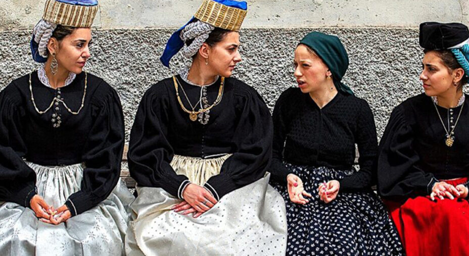 L'abito tradizionale di Scanno. nel borgo c'è sempre chi lo indossa prestandosi a foto con i turisti (foto Ventura)