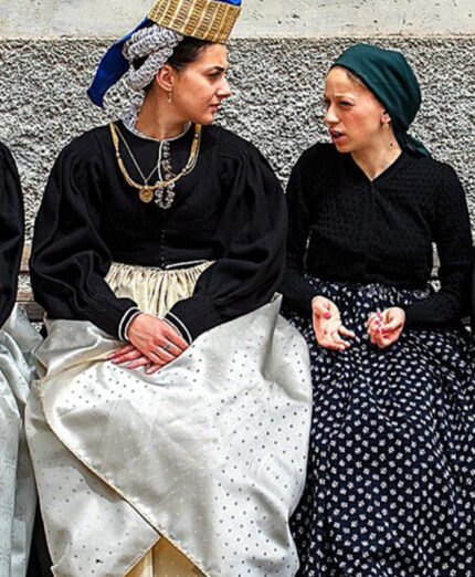 L'abito tradizionale di Scanno. nel borgo c'è sempre chi lo indossa prestandosi a foto con i turisti (foto Ventura)
