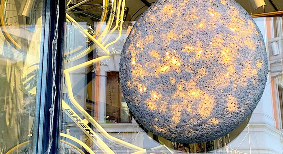 La vetrina di Bici&Radici, spazio ibrido milanese che ha saputo fondere ciclismo e arte