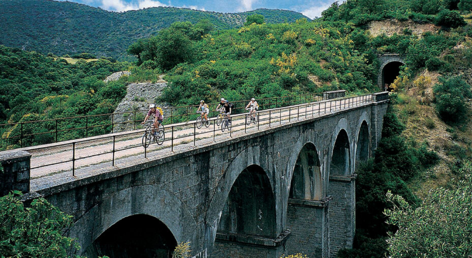 Uno dei passaggi più belli della Via Verde de la Sierra, nei dintorni di Cadice