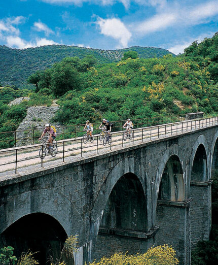 Uno dei passaggi più belli della Via Verde de la Sierra, nei dintorni di Cadice