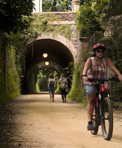 Girona è una città ideale da scoprire con il ritmo compassato delle bici, lungo i suoi vicoli medievali