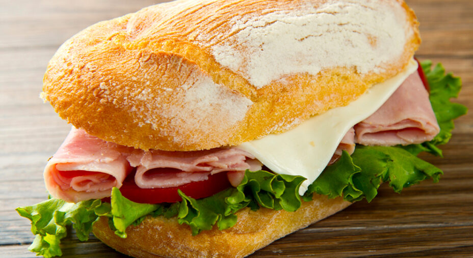 Un panino con affettato e verdure dopo un allenamento è una soluzione molto praticabile (depositphotos.com)