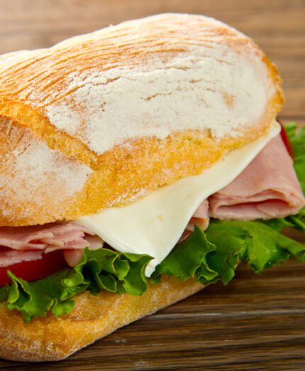 Un panino con affettato e verdure dopo un allenamento è una soluzione molto praticabile (depositphotos.com)
