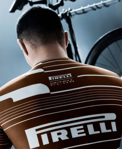 Santini e Pirelli insieme per la collezione Sport Club 2026