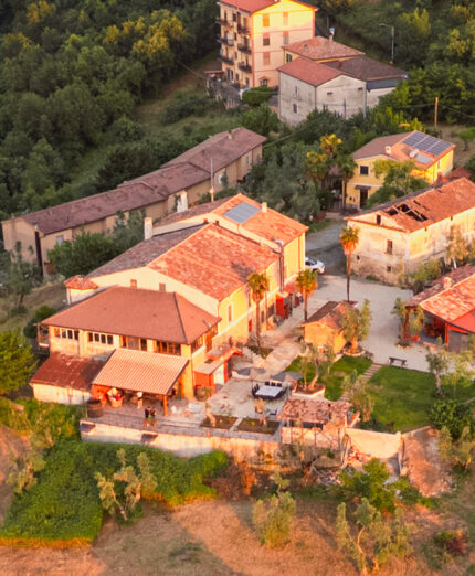 La veduta aerea mostra la struttura attuale e sulla destra il rustico in ristrutturazione (foto Borgo Riolo)