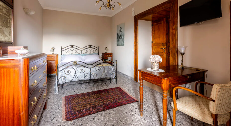Camera Nonna Ofelia, una donna discreta rimasta vedova presto: lo stile ne riclaca la personalità (foto Borgo Riolo)