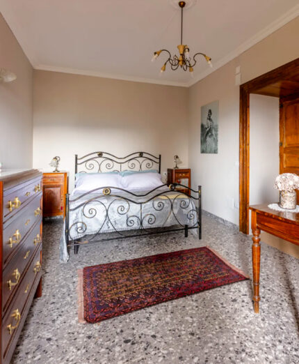 Camera Nonna Ofelia, una donna discreta rimasta vedova presto: lo stile ne riclaca la personalità (foto Borgo Riolo)