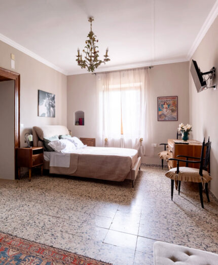 Camera Donna Gisella, la mamma, tutto porta il suo tocco: discreto, accogliente, profondo(foto Borgo Riolo)