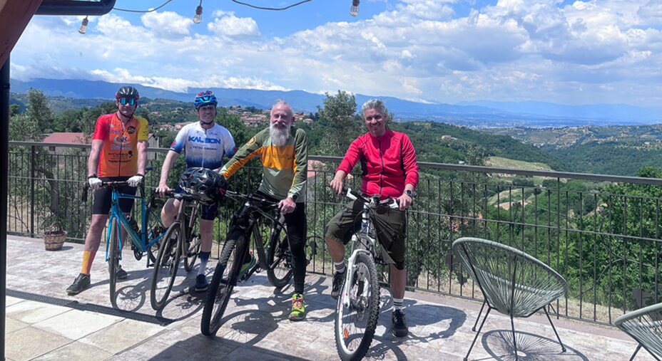 Cicliti amici sulla terrazza dell'hotel, con vista sulla piana(foto Borgo Riolo)