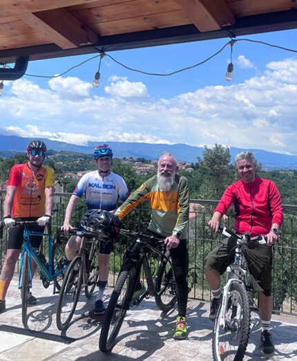 Cicliti amici sulla terrazza dell'hotel, con vista sulla piana(foto Borgo Riolo)