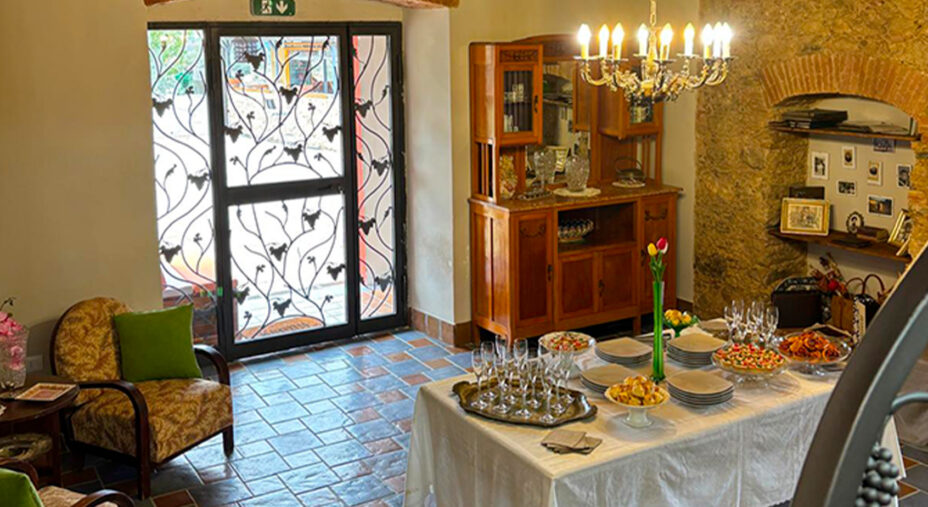 La sala per le colazioni affaccia direttamente sulla balconata (foto Borgo Riolo)