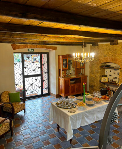 La sala per le colazioni affaccia direttamente sulla balconata (foto Borgo Riolo)