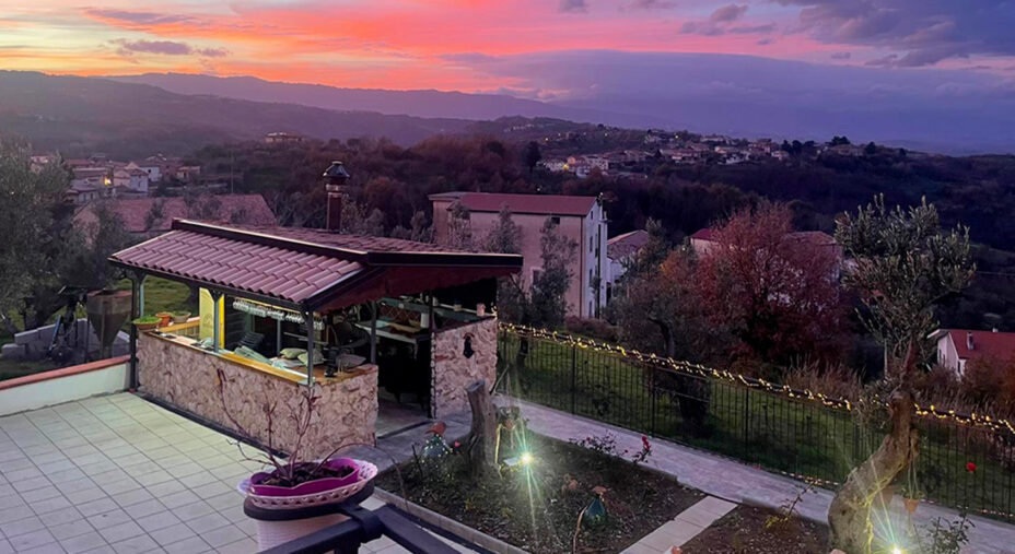 Il bar all'aperto fa sognare serate estive con una bibita fresca (foto Borgo Riolo)