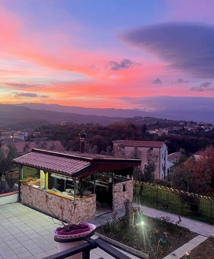 Il bar all'aperto fa sognare serate estive con una bibita fresca (foto Borgo Riolo)