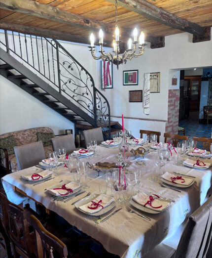 La tavola imbandita: la stessa scena vissuta il 12 maggio (foto Borgo Riolo)