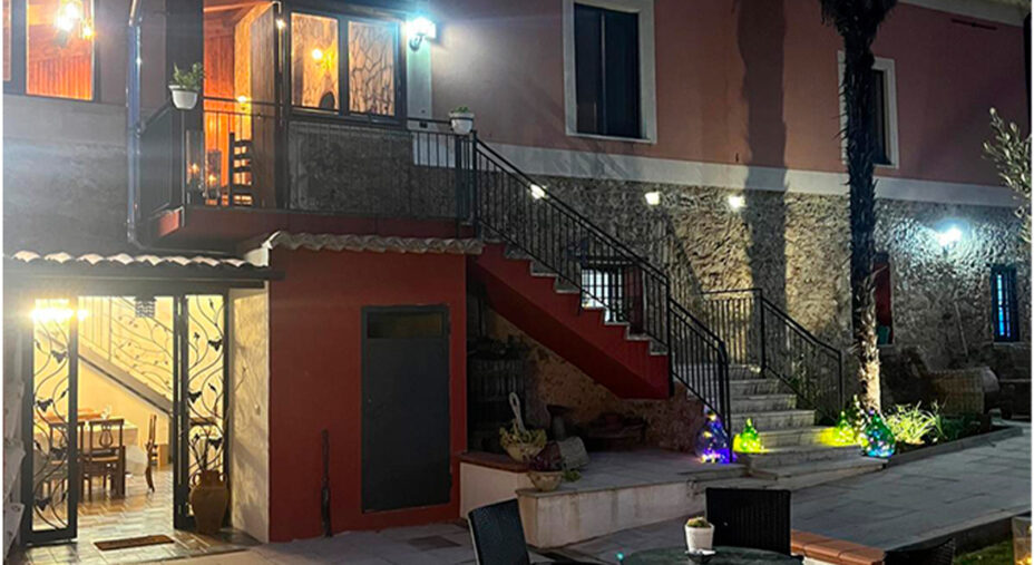 Questa la scena all'arrivo nella struttura: quasi buio, grande suggestione (foto Borgo Riolo)