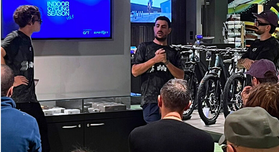 Marco Gidoni, nostro interlocutore, durante una fase del TalkAndPractice nel negozio di Peschiera in cui lavora