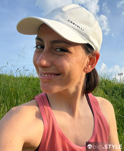 Di questa linea Castelli fa parte anche un cappello: utile per quando ci si ferma e si toglie il casco