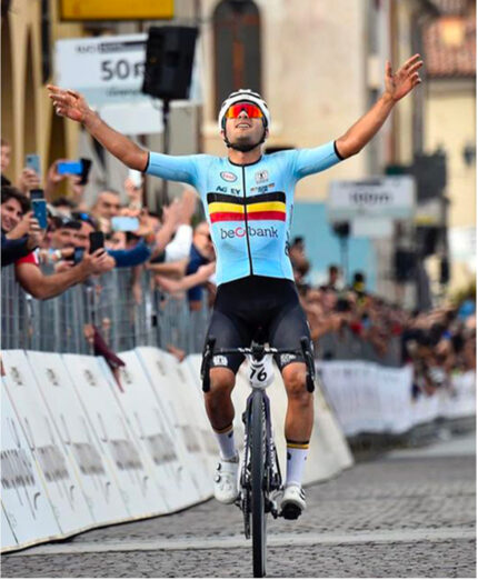 Nel primo mondiale gravel del 2022, Gianni Vermeersch vince con una Canyon Aeroad CFR da strada